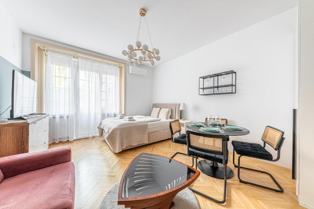 Budapest Parliament Retreat - with AC and balcony, Budapest