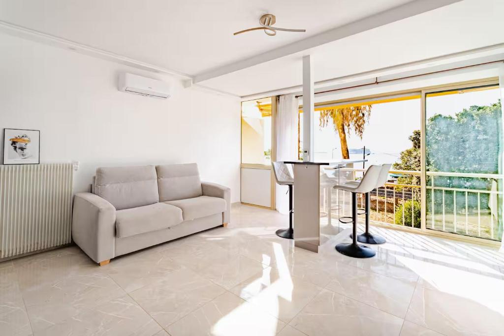 Luxury Apartment with Sea View and Private Beach Access - 4