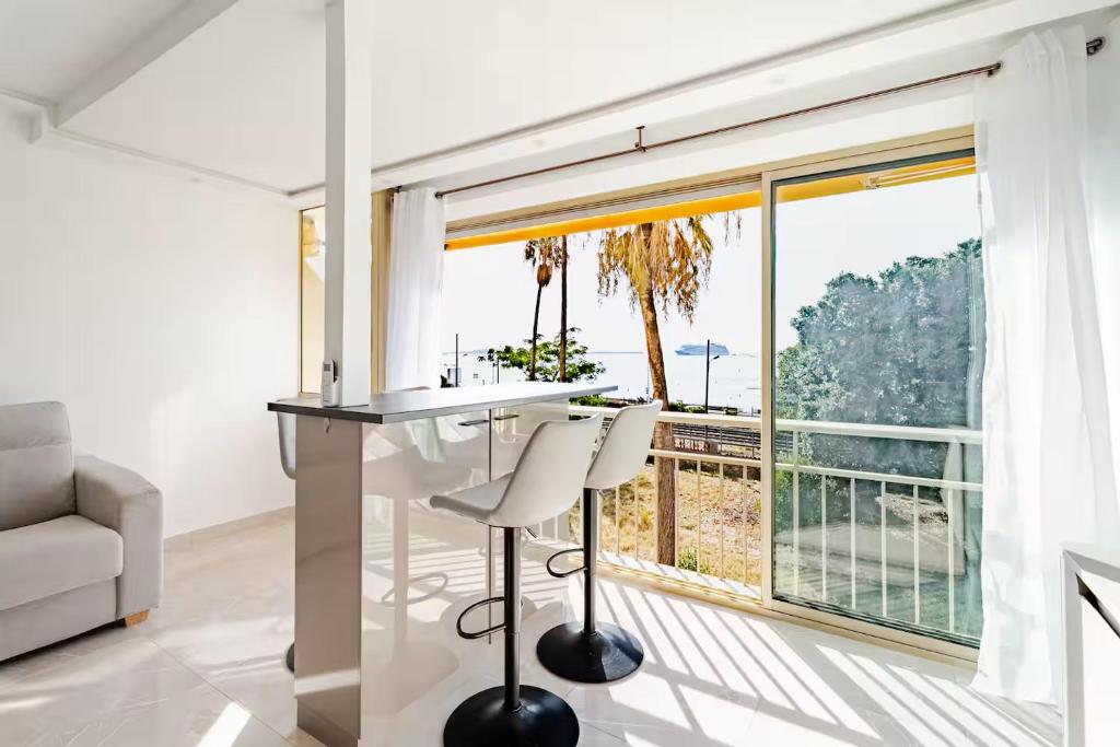 Luxury Apartment with Sea View and Private Beach Access - 5