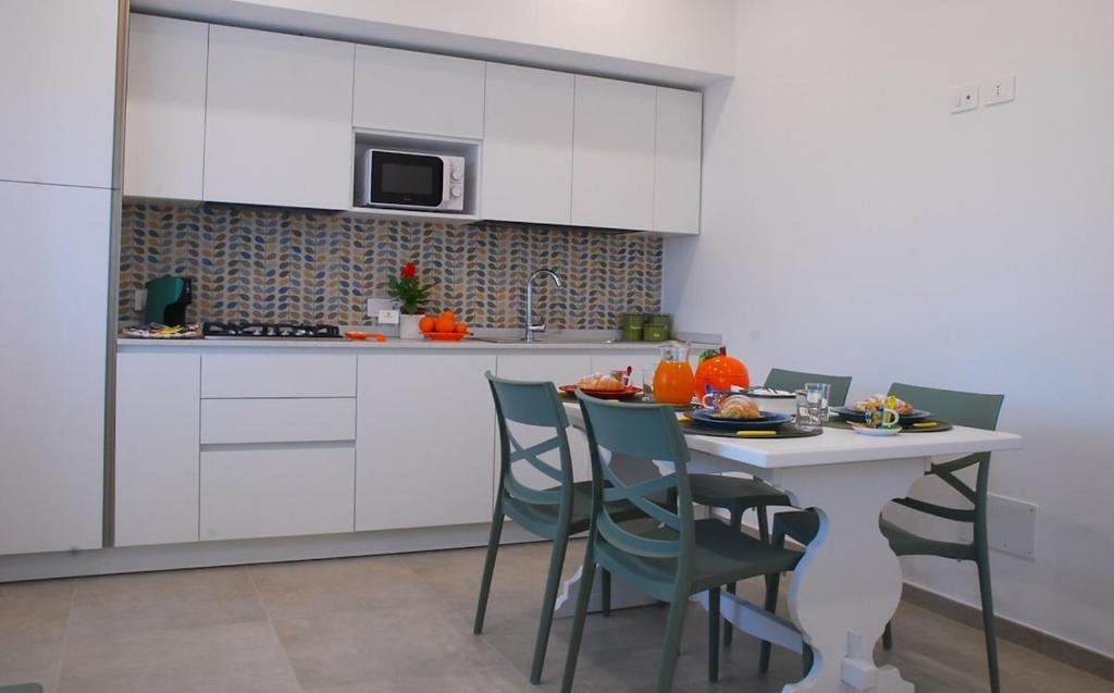 OrangeSun Holiday Home x12 with parking - 4