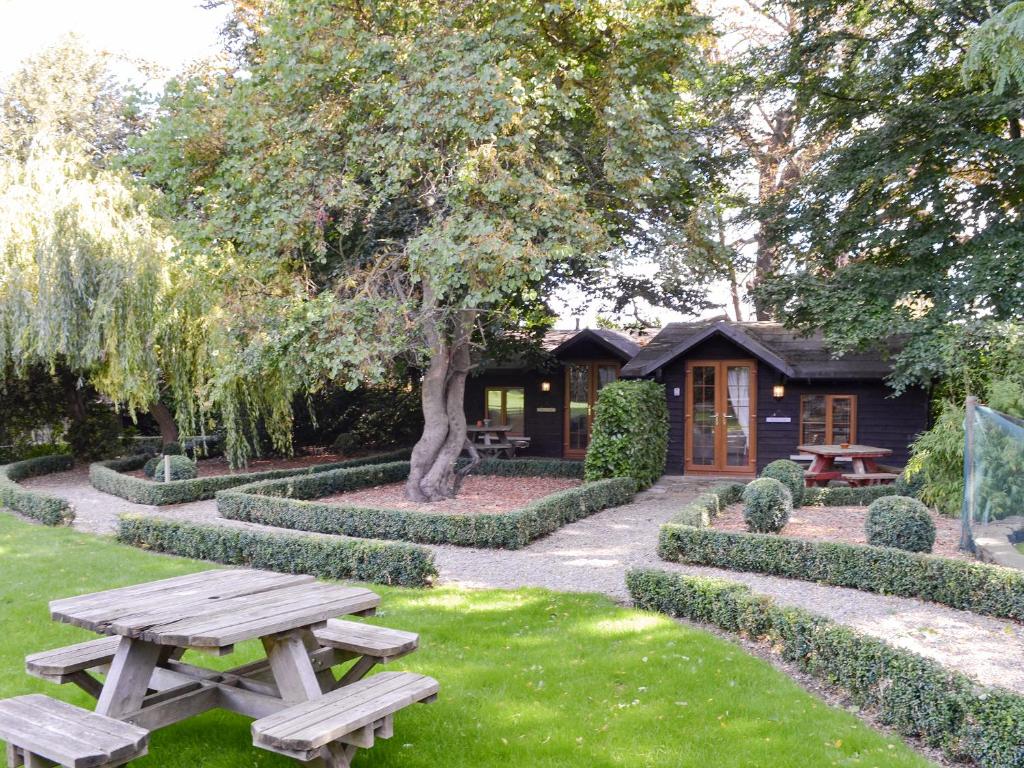 Exterior view, Chestnut Cottage - 27636 in London