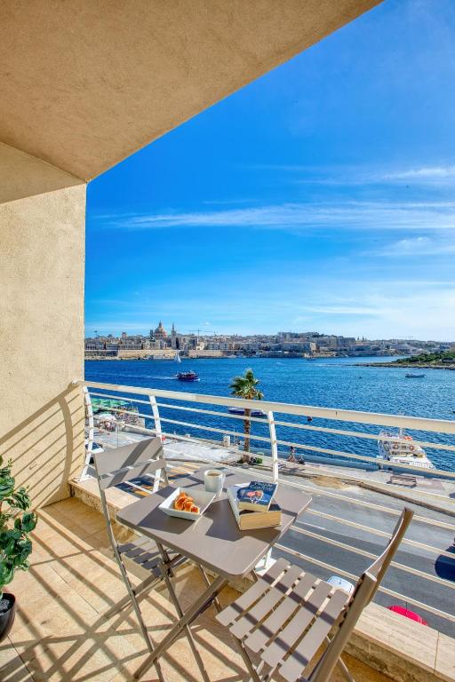 Stunning Seafront Apartment with Panoramic Views, Sliema