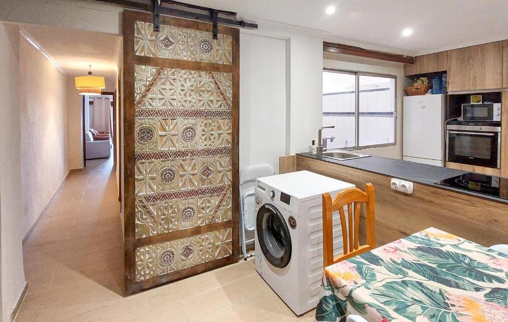 3 Bedroom Cozy Apartment In Alicante - 5