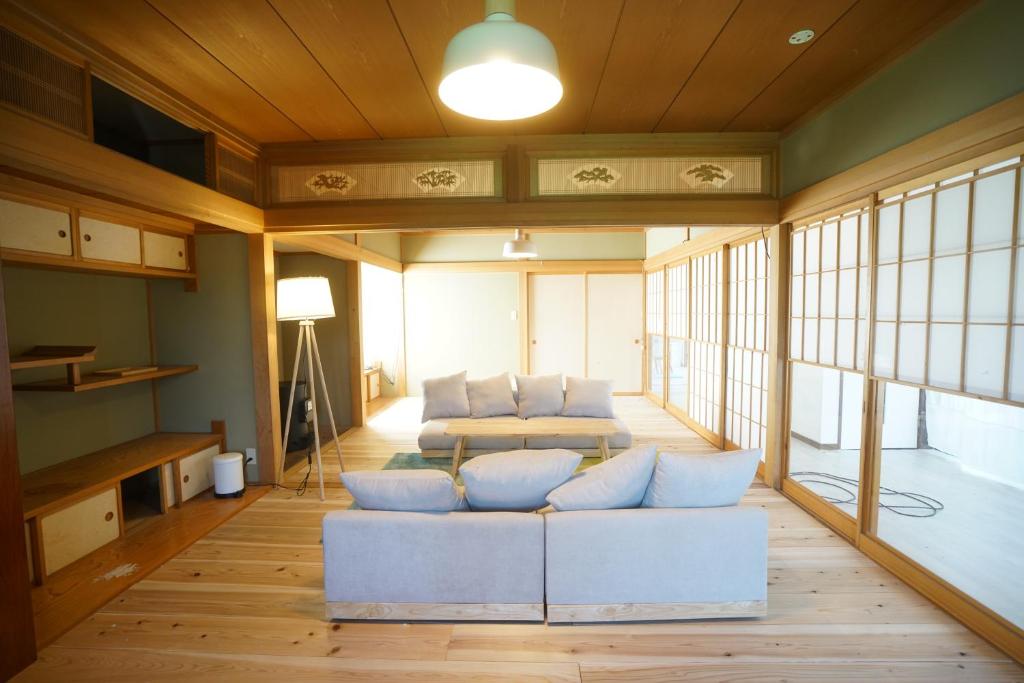 大型犬もOKのプライベートドッグラン付き!!4LDKの広々スペースと完全プライベート一軒家で楽しい旅行を Spacious 4LDK private house with a private dog run perfect for a fun trip, and even large dogs are welcome!, Jonezawa