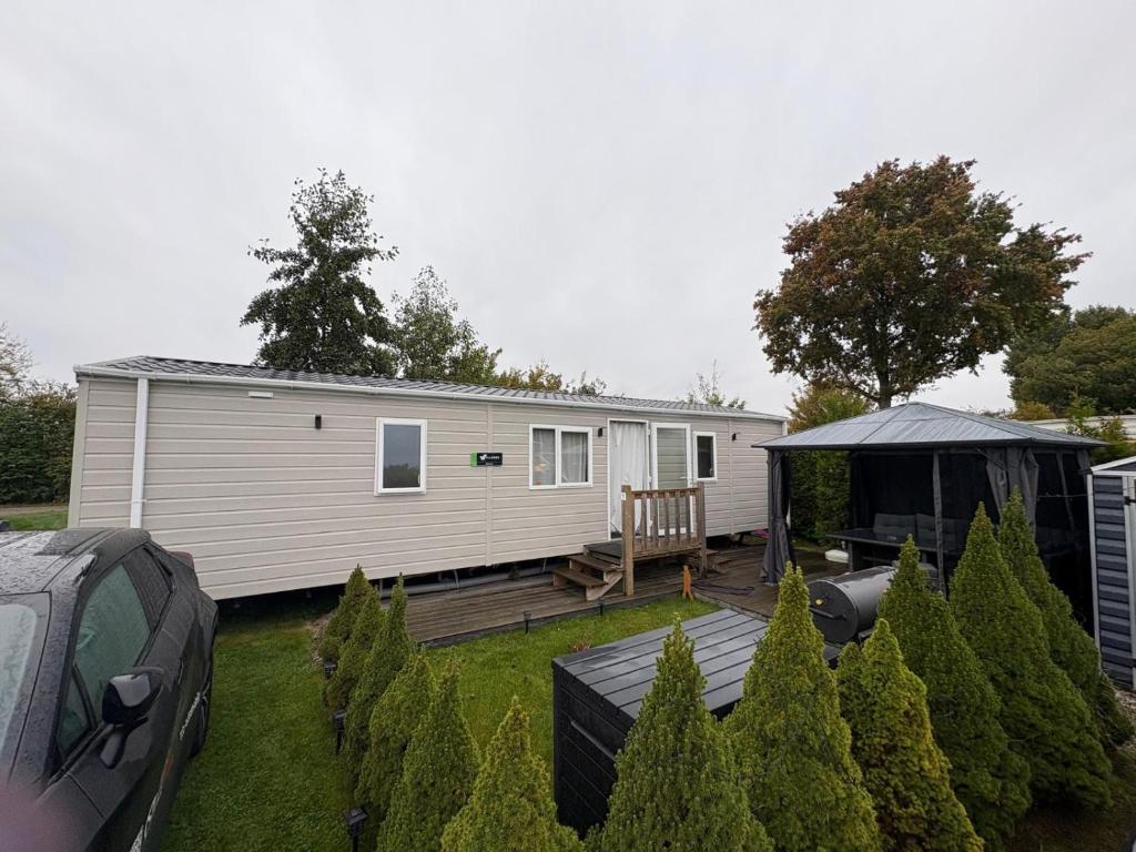 Chalet Meerwijck mit Terrasse am Wasser und Meer mit Schwimmbad, Kropswolde