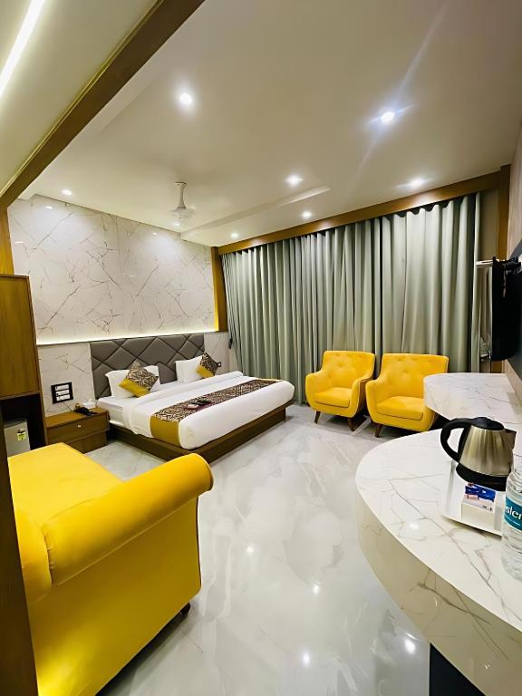 Glitz T2 Grand-Next to Intl Airport, Bombaj