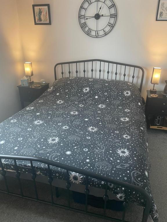 Cosy home from home with PRIVATE BATHROOM - FREE PARKING, Cardiff