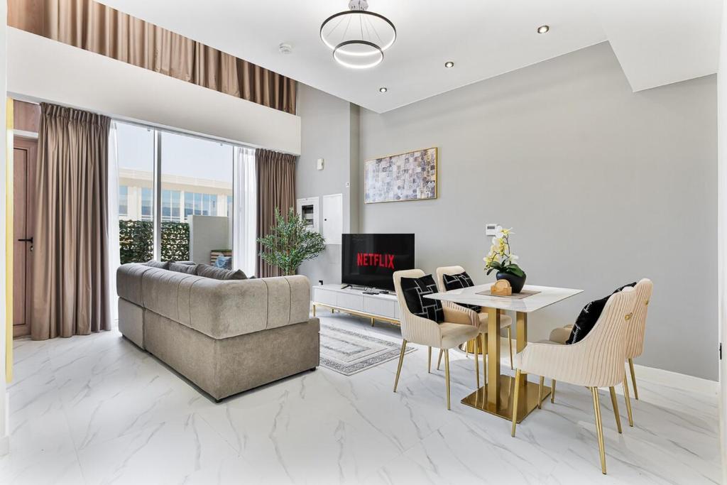 Stylish 1BR Villa near Global Village and Golf Clubs, Dubaj