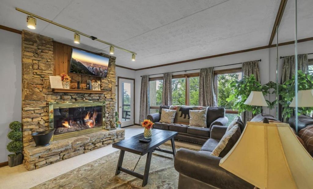 5 Star, 3 Bd2ba Serenity Views Wpool, Fireplace, Gatlinburg
