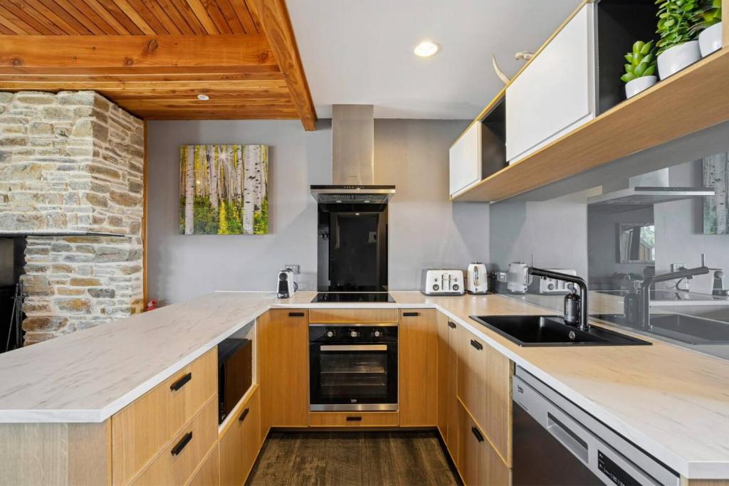 Lakeview Alpine Villa - Great Views, Close to Town, Frankton