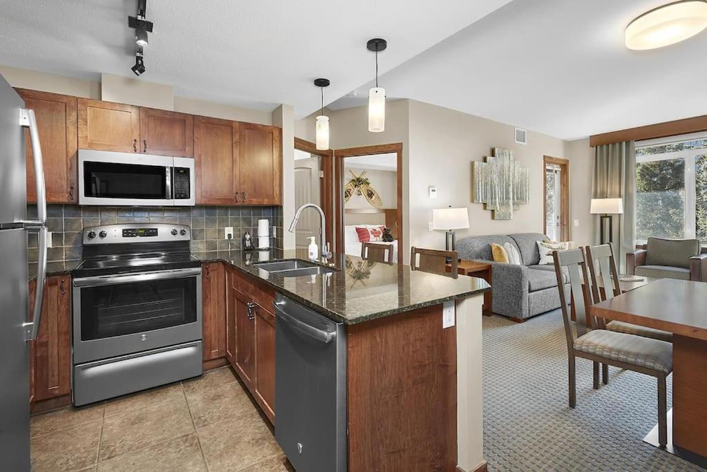 Mountain View Escape with open hot tub, Views!!, Canmore