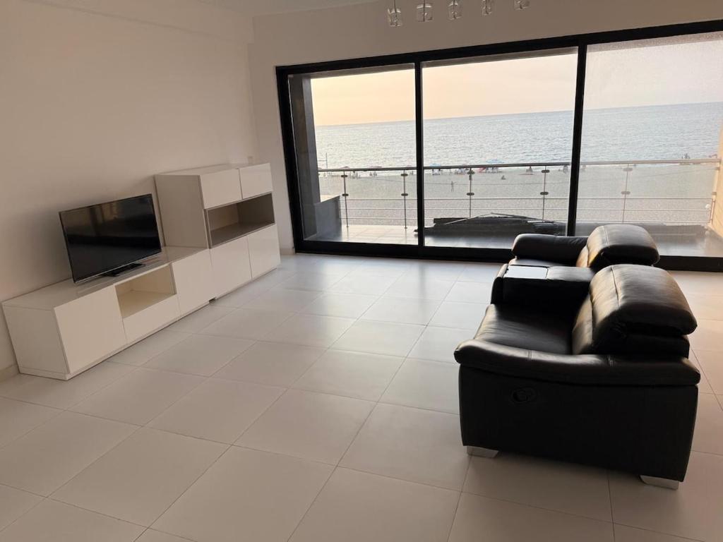 2BR Seaview escape at Luandas new marginal, Luanda