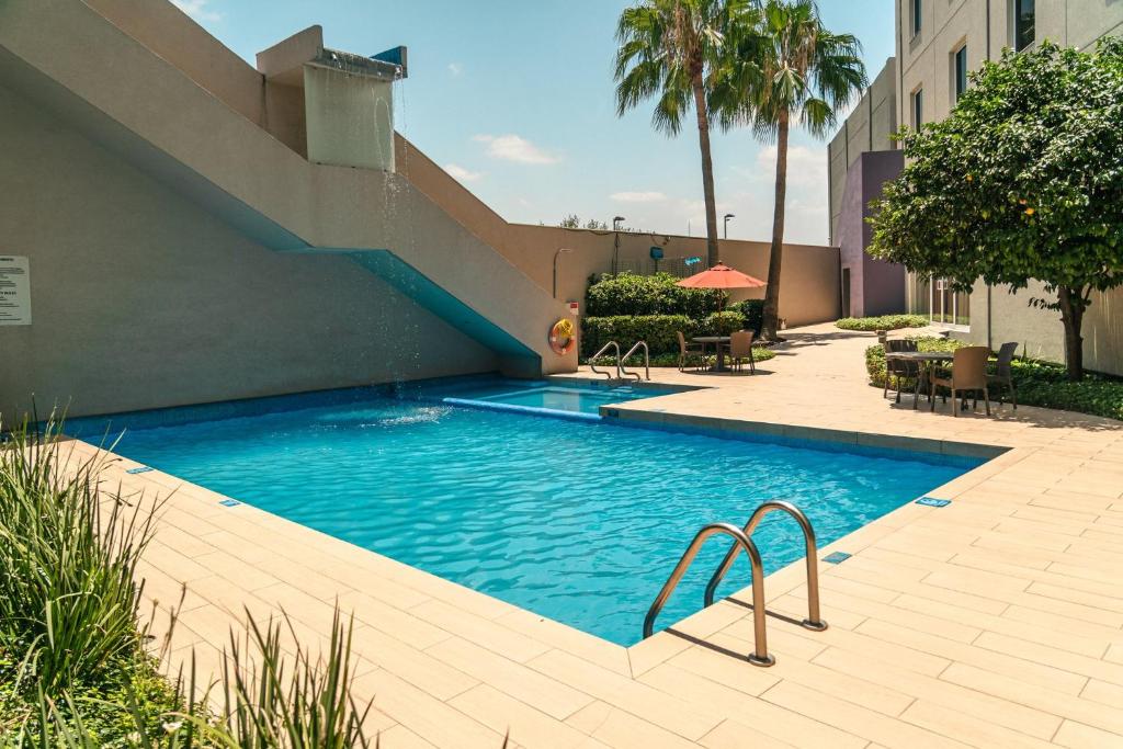 Crowne Plaza Monterrey Aeropuerto By IHG スイミングプール