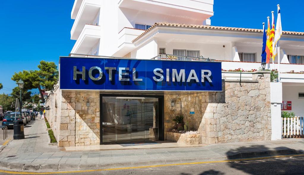 Globales Simar — Hotel building in Puerto Pollensa, Balearic Islands