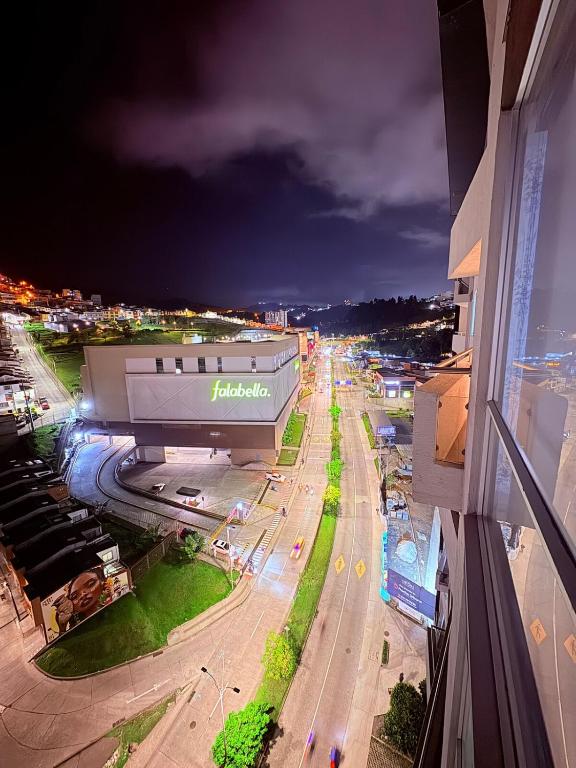 Apartamento moderno con balcón y vista a la ciudad cerca al mall plaza - 1
