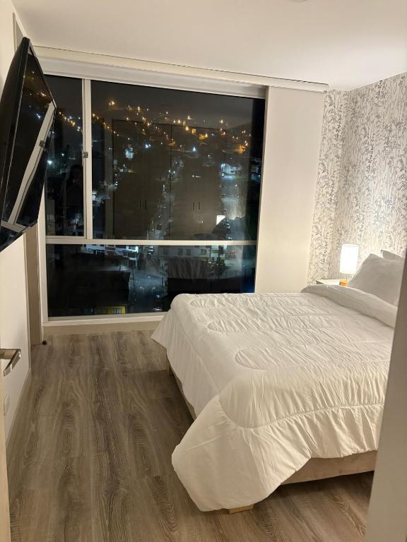 Apartamento moderno con balcón y vista a la ciudad cerca al mall plaza - 2