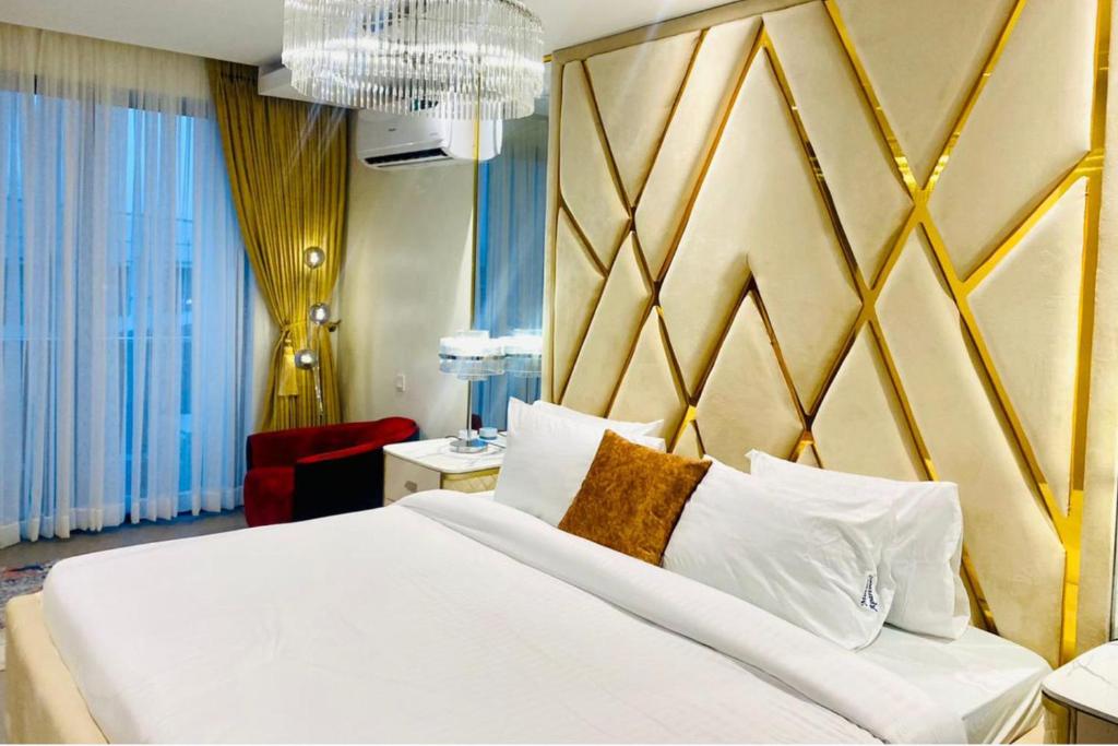 2 Bed Apartment Sleeps 4 - Pool - Free Parking, Moba