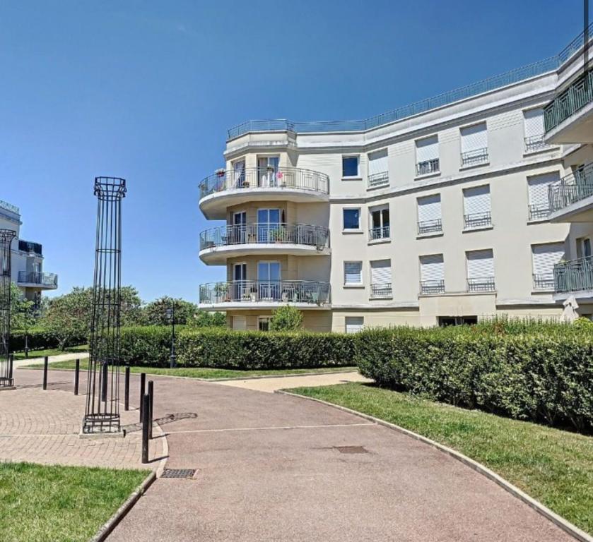 Spacious 2 bedrooms,4-8 people ,12mn Disney ,Free Private Parking , balcony - 2