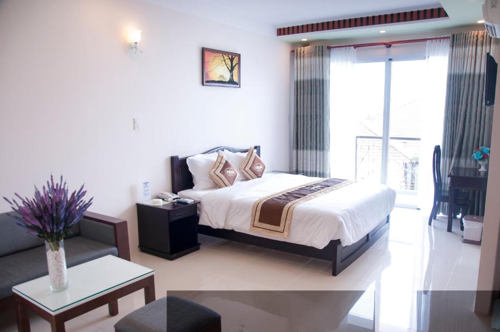 오존 호텔의 야외 수영장 전경