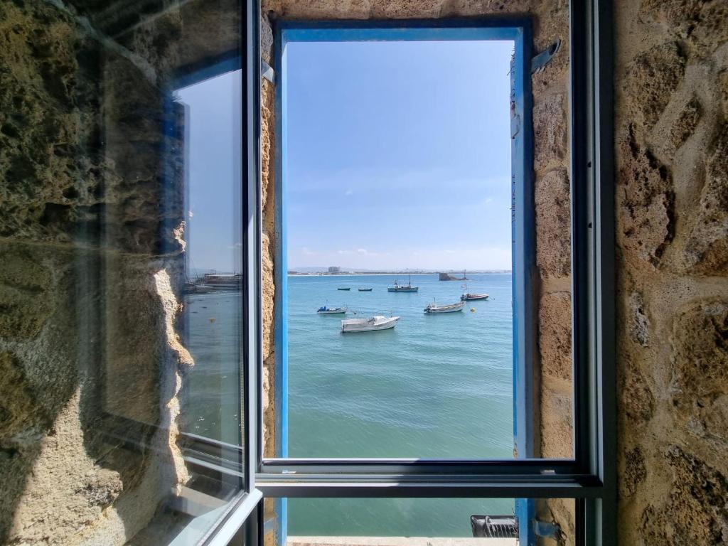 Loft in the wall, Akko