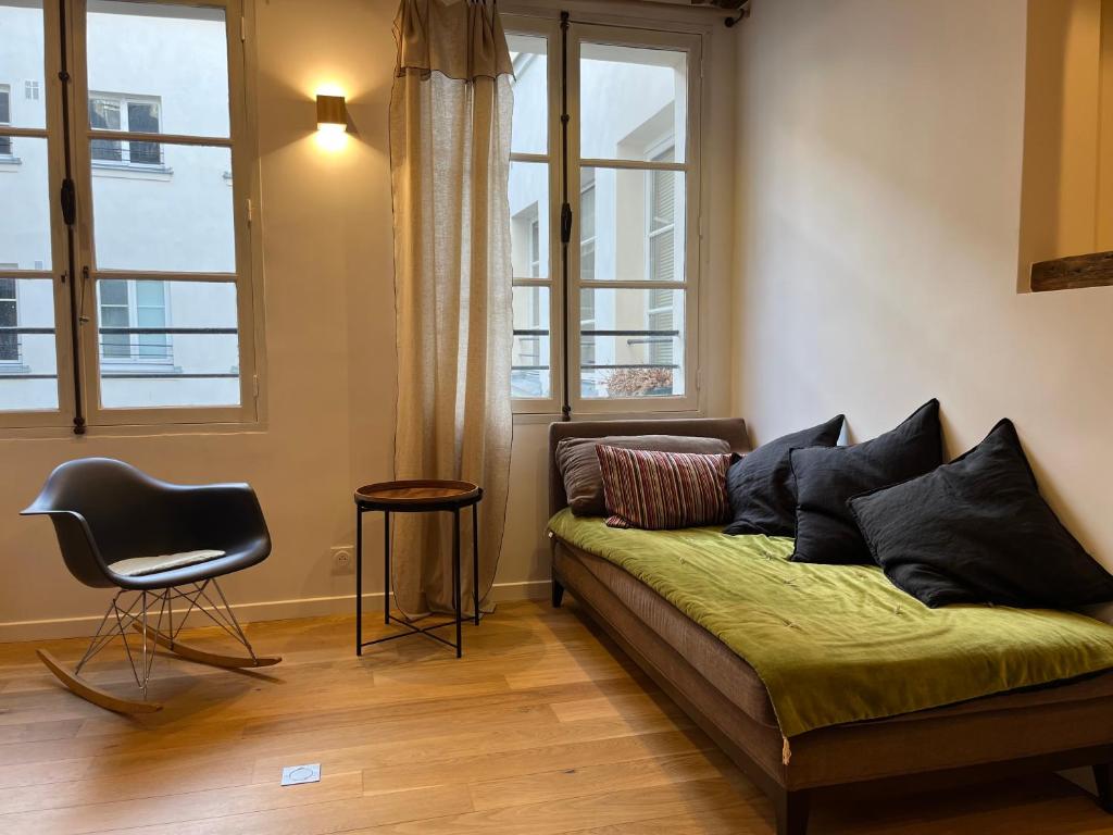 Elevator - Bright 1BR in the heart of hip Paris, Montorgueil - 2