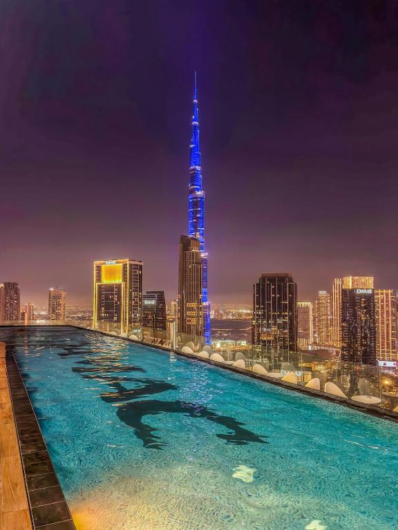 CH Burj Khalifa View Pool 1BR Paramount Escape, Dubái