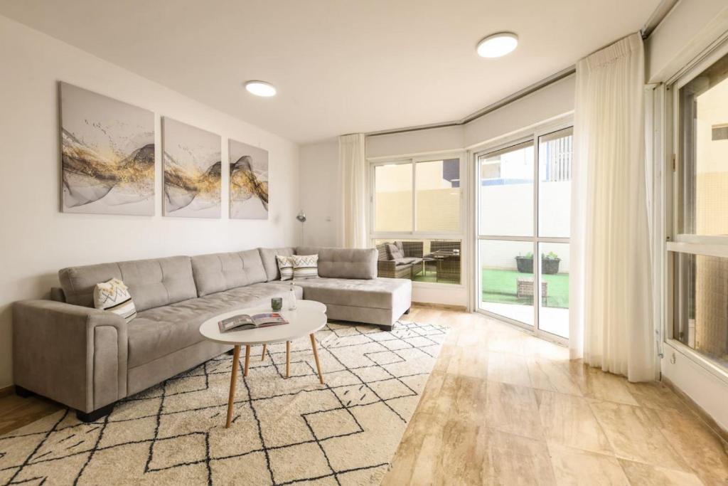 Seaside Escape with Private Patio by Sea N' Rent, Netanja