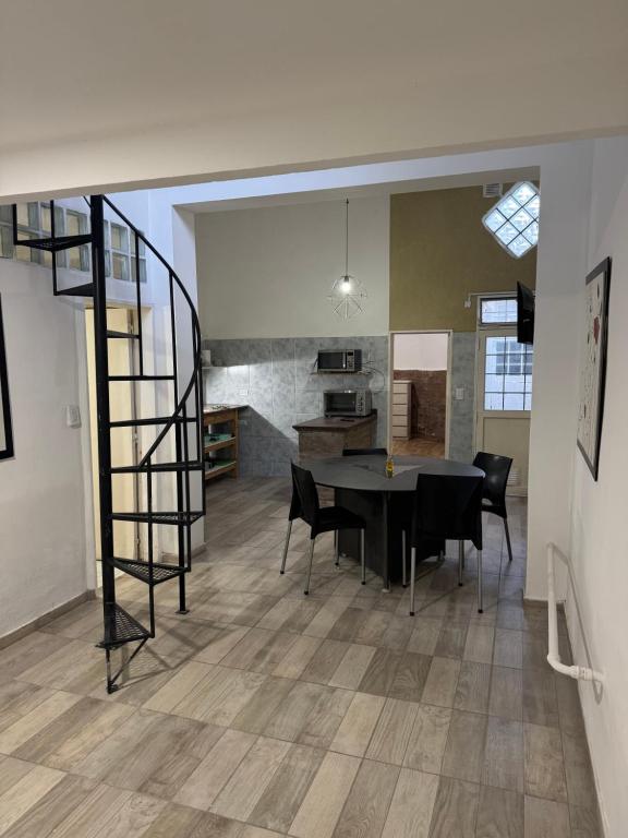 Depto cómodo a pasos de Plaza Rivadavia - 1