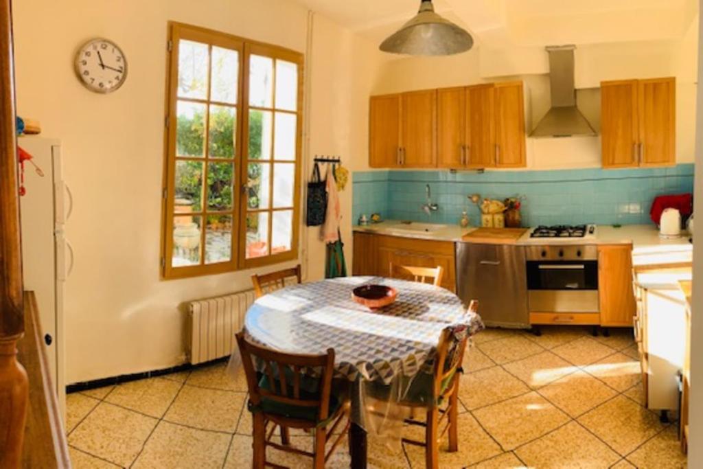 Stone house in Isle-sur-la-Sorgue - 4