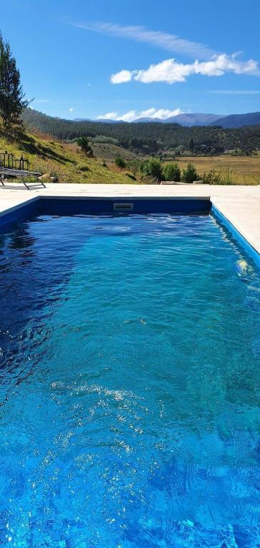 Exclusiva Casa de Categoría a Estrenar con Piscina Climatizada en San Martin de los Andes - 3