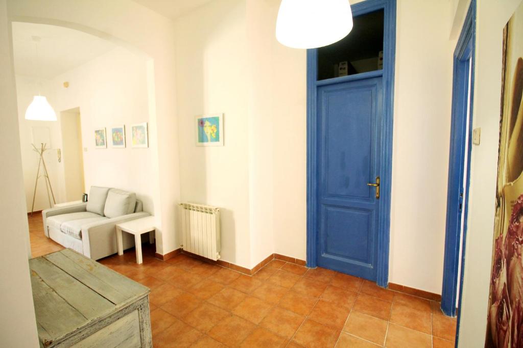 Walk to the Colosseum from your Family Apt - 5