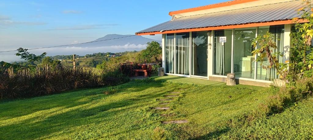 펫차분 남 나오의 아름다운 마운틴 뷰