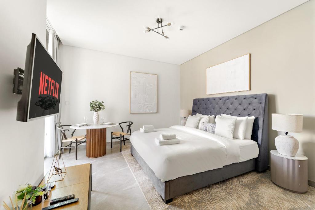 VayK - Modern Studio Overlooking The Canal in Business Bay, Dubai