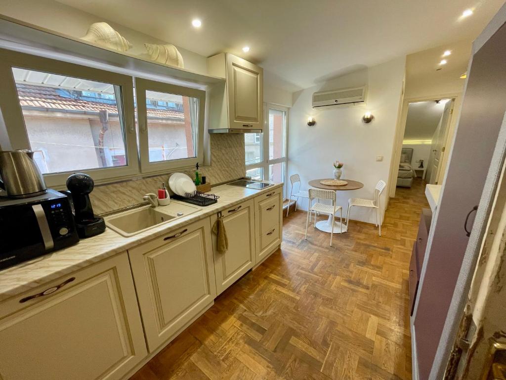 -The Shell- Cozy Super Central Apartment with Terrace, Burgas