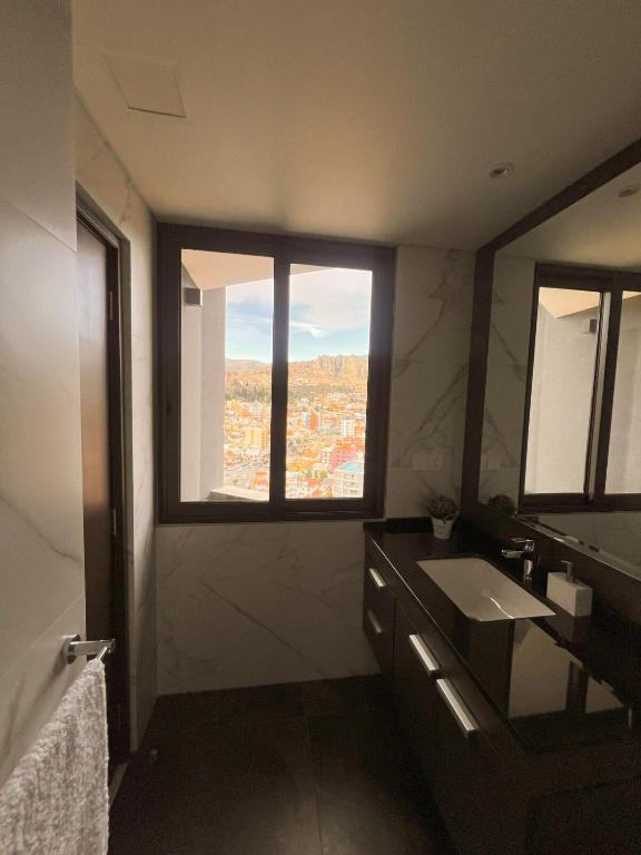 Departamento Zona Sur, nuevo y lujoso de 2 habitaciones y 2 baños en el piso 16 excelente vista y soleado - 3