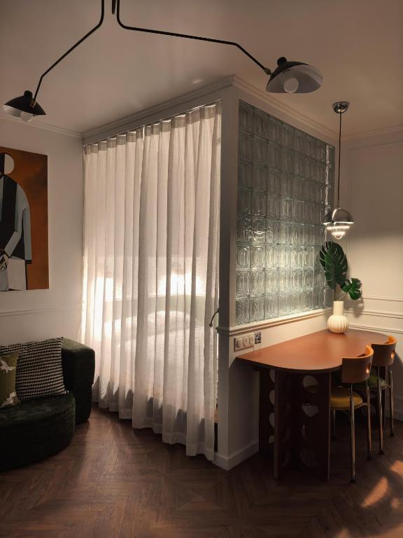 Eiffel Tower 6-Min Walk Charming Studio 3 sleeper - 4