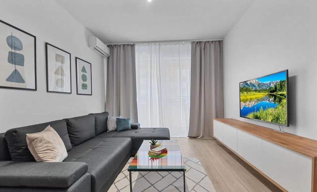 Modern Escape, Bukurešť