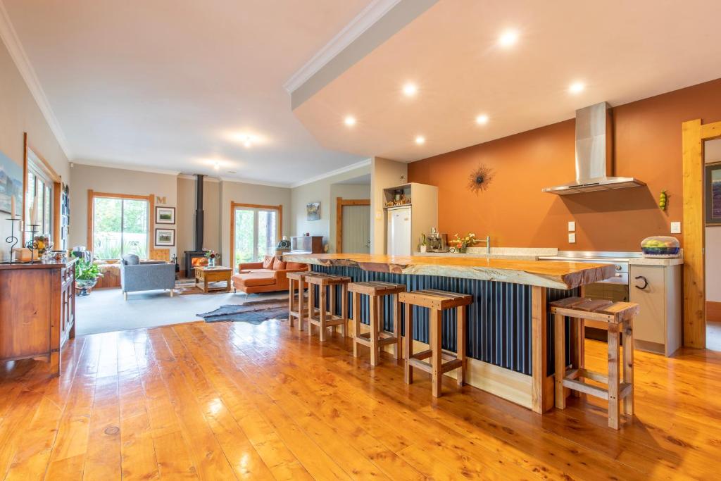 Hatuma Paradise,  Waipukurau