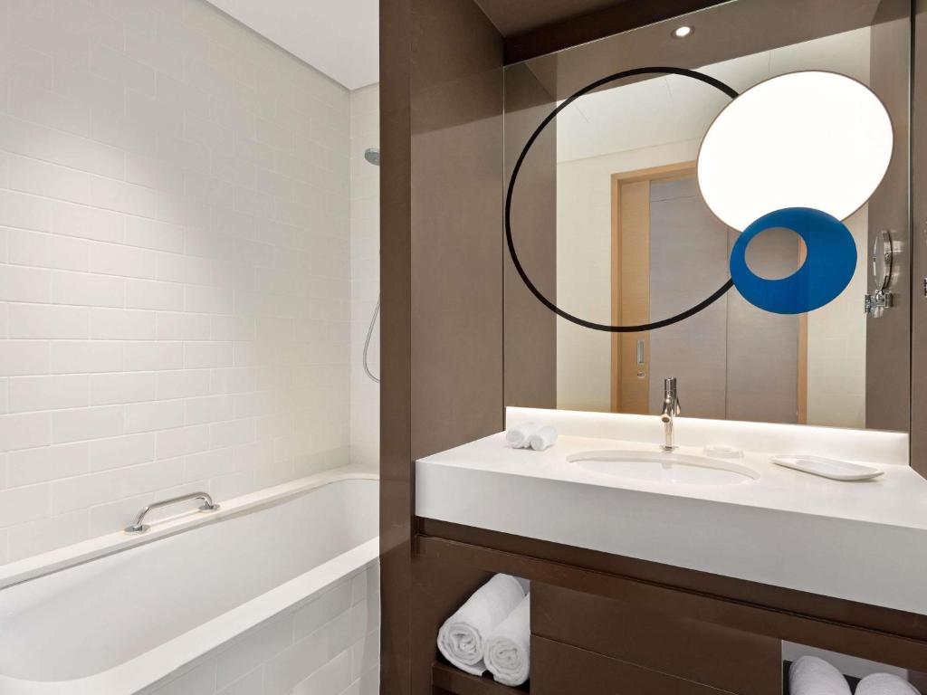 Novotel Dubai Gold District — Hotel rooms in Dubai