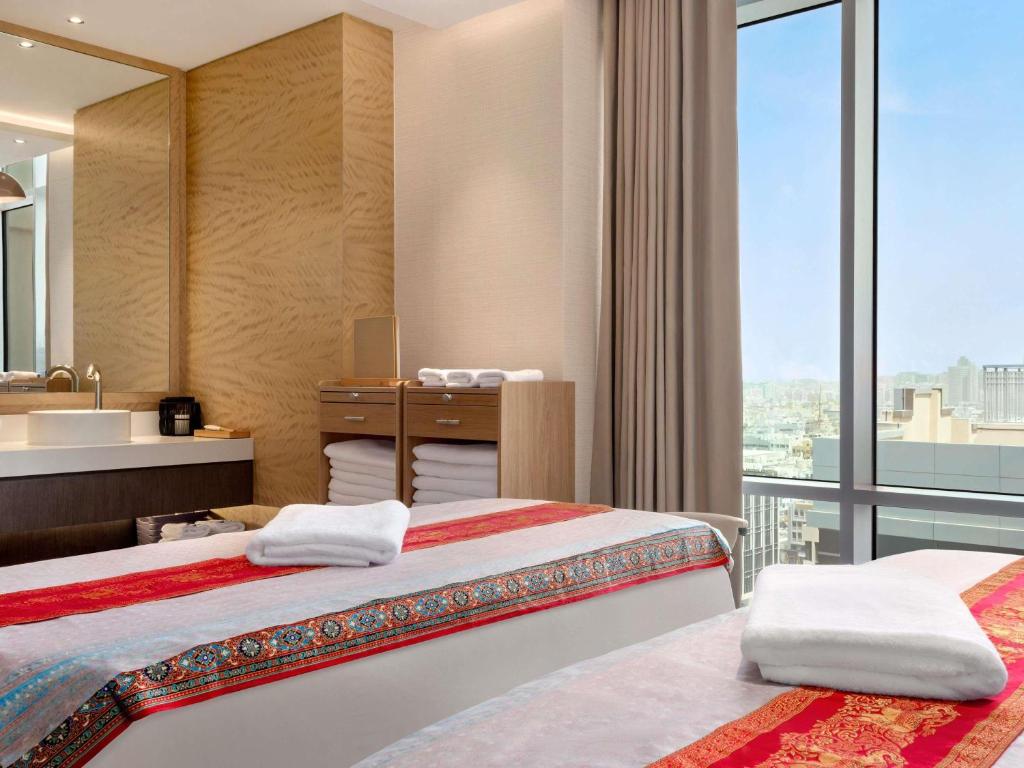 Novotel Dubai Gold District — Hotel rooms in Dubai