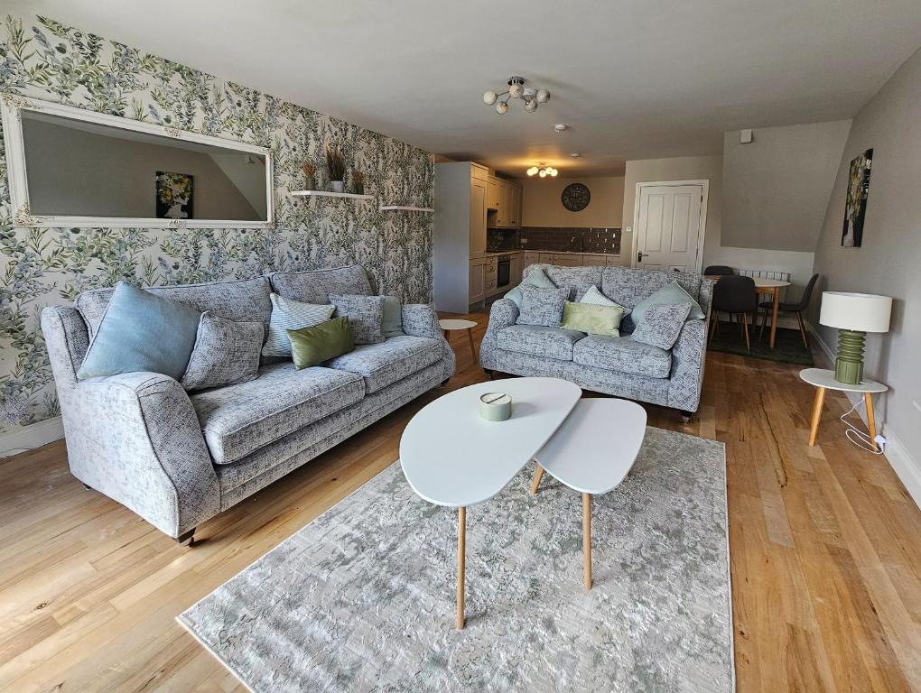 Brogans Apartment, Trim