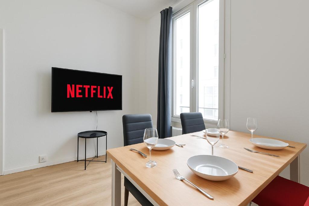 Eiffel Tower 2 Heart of Paris 1BR-4P with NetFlix - 1