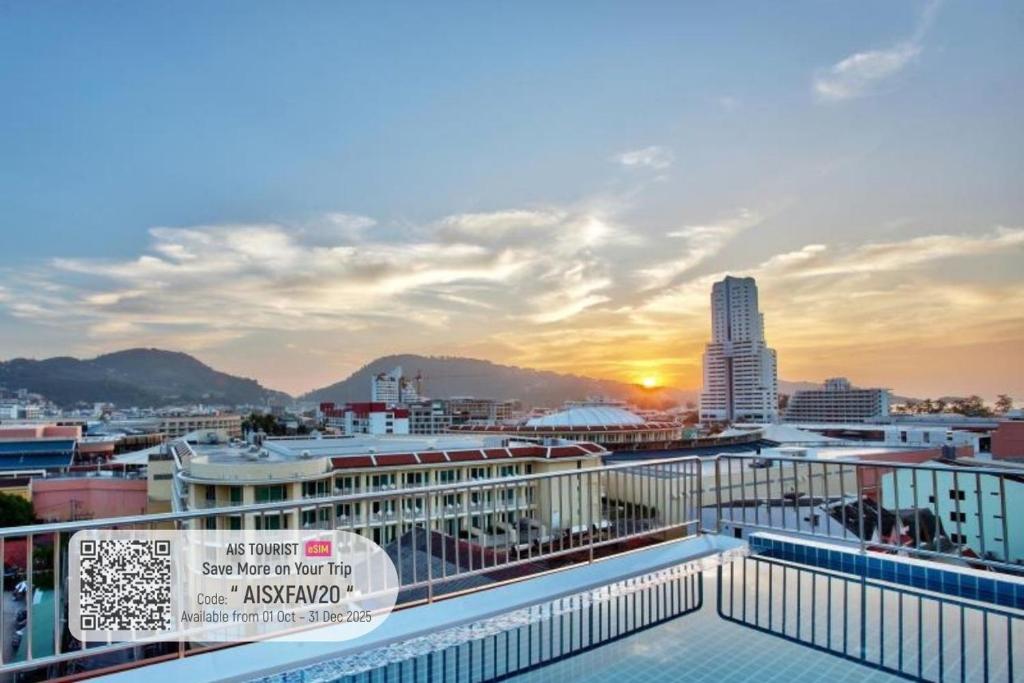 Orchid Resortel, Pláž Patong