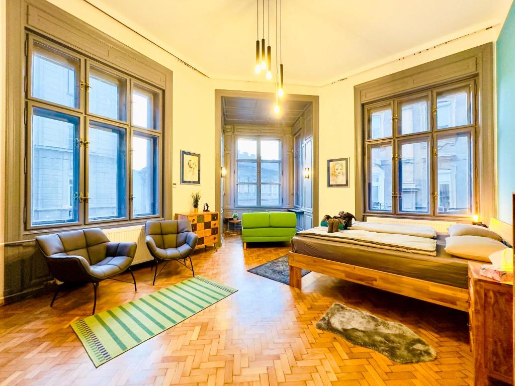 Rose House - Modern 5BR Home in Central Budapest AC, Будапешт