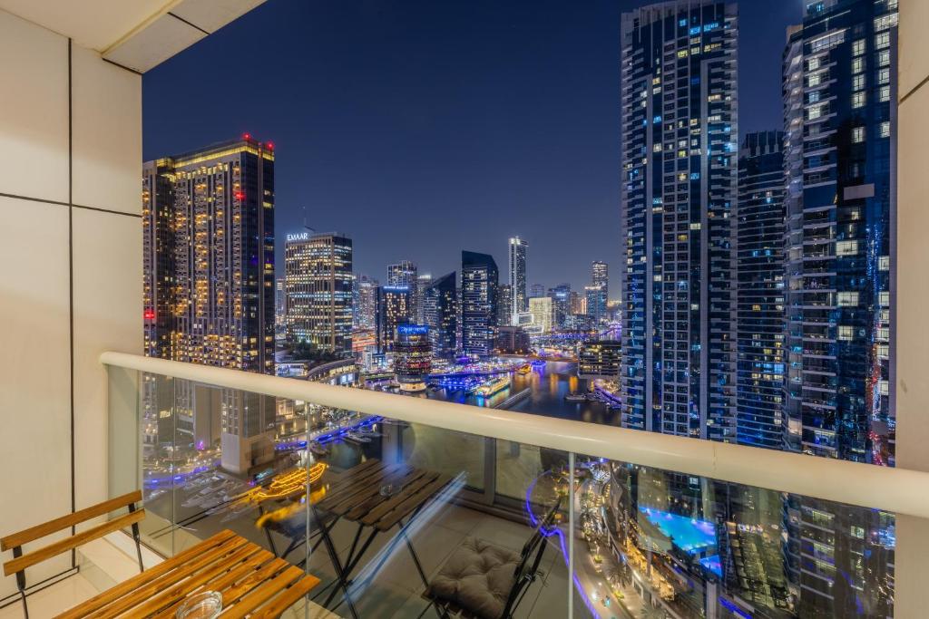 ShoresInn - Luxe Waterfront in Heart of Marina, Dubai