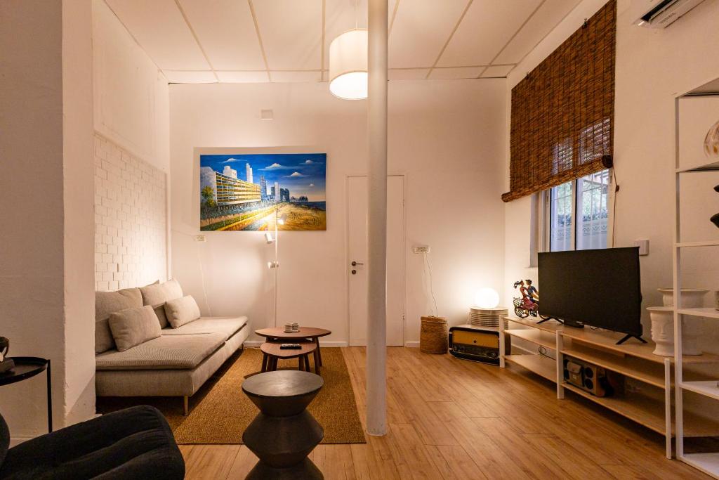 Stylish Garden Apt 2 Min Beach, Tel Aviv