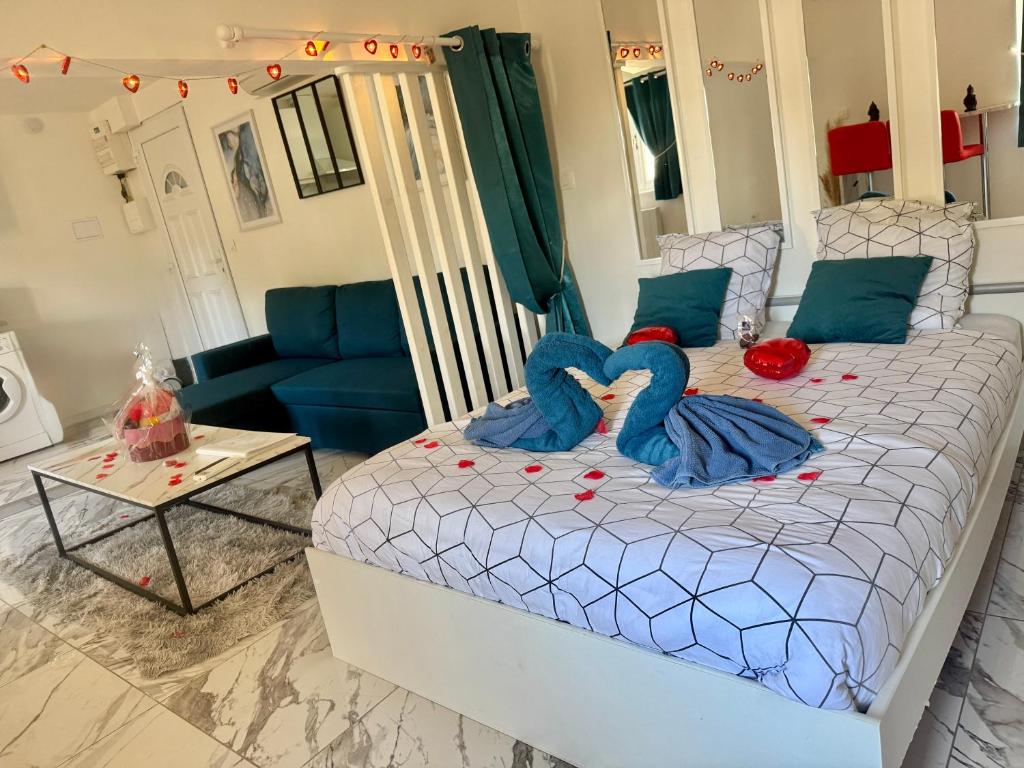 LOVE ROOM by GC - Jacuzzi - Wifi - Clim - Rétroprojecteur - 3