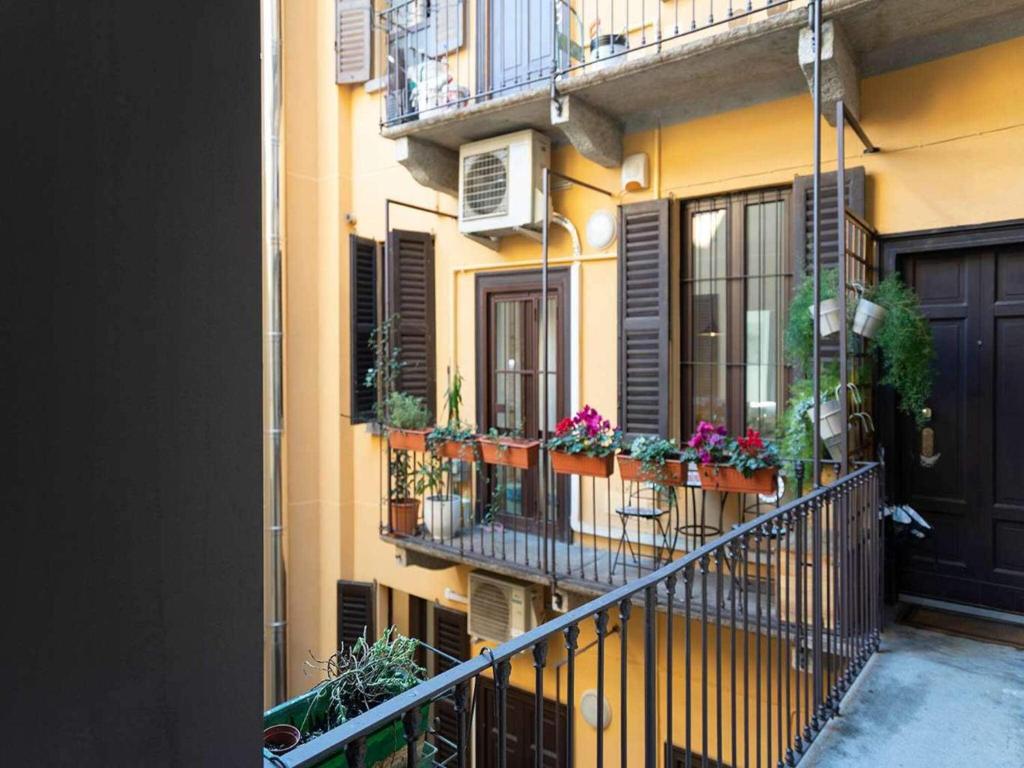 Artistic flat w wooden beams, Porta Venezia - 5