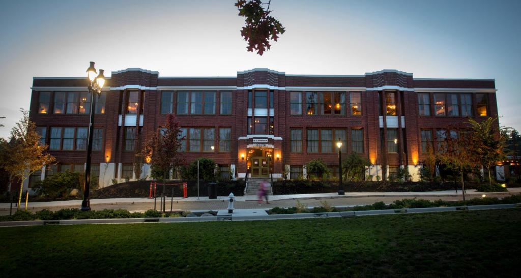 McMenamins Anderson School — Hotel in Bothell (WA)