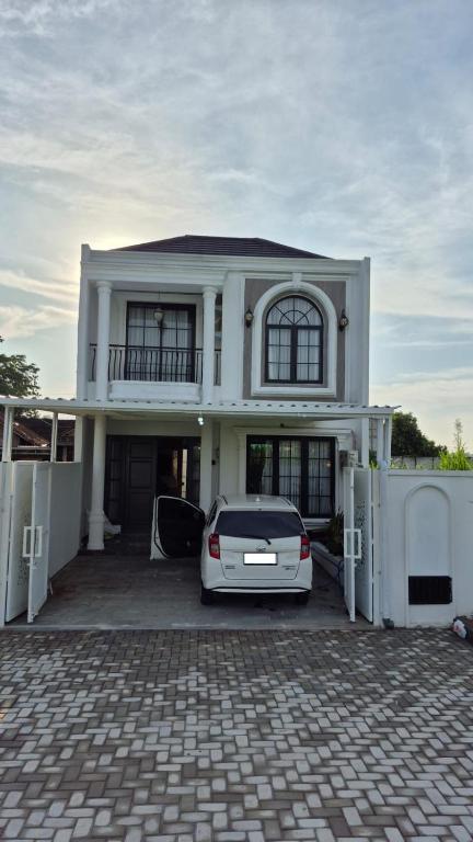 Been View Homestay, Adi Sutjipto